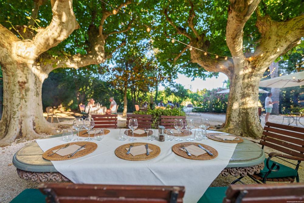 Hotel Le Mas Des Gres & Restaurant Sous Les Platanes Lagnes Exterior foto